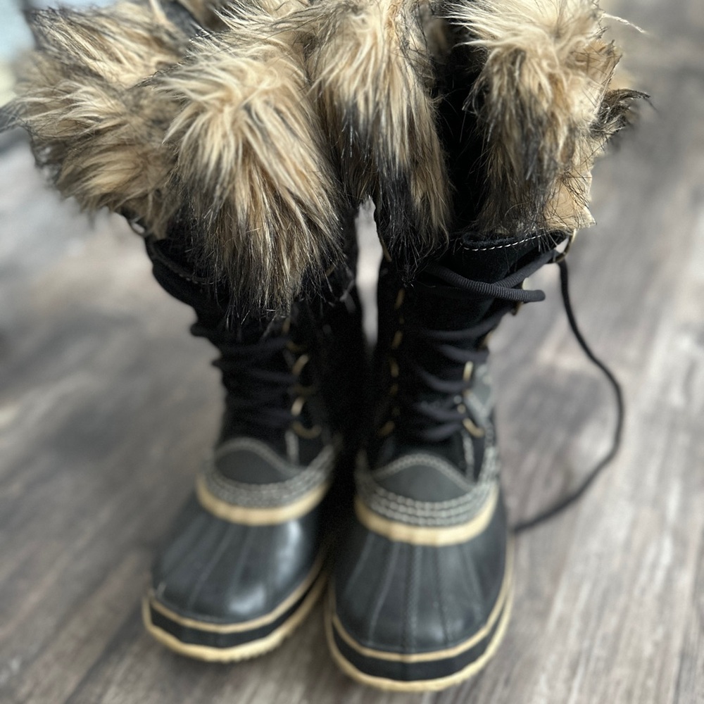 Sorel Black Winter Boots with Faux Fur Trim